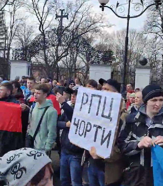 Під собором Олександра Невського кам’янчани влаштували пікет (ФОТО, ВІДЕО)