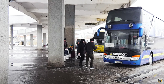 Кілька рейсових автобусів на Хмельниччині через снігопади зняли з маршрутів