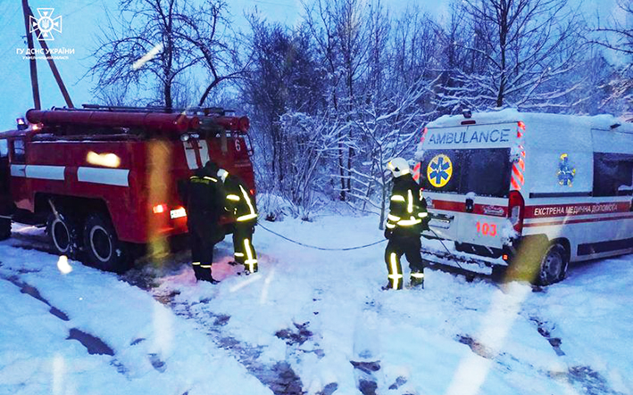 Ще одну “швидку” витягували зі снігу рятувальники на Кам’янеччині