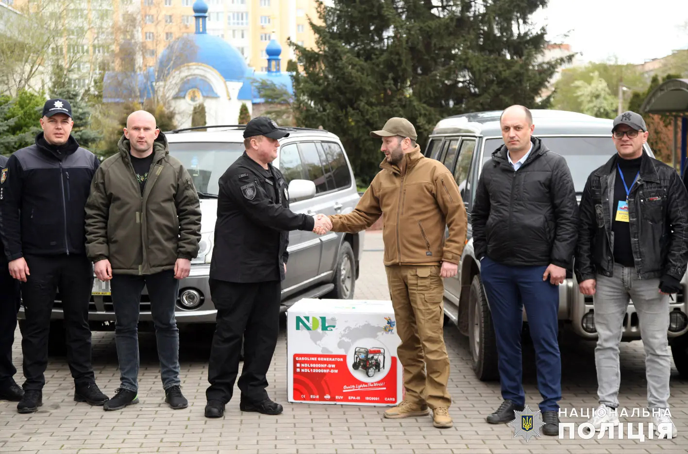 Автомобілі та техніку передали поліцейським спецпризначенцям з Хмельниччини