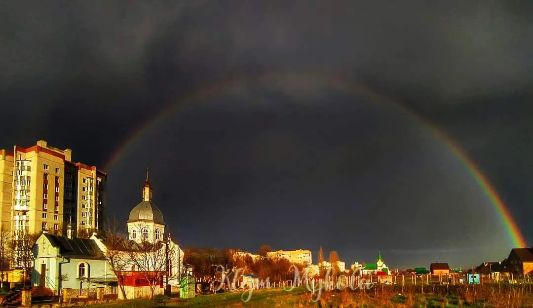 Веселка у темному небі розкинулася над Кам’янцем (ФОТО, ВІДЕО)