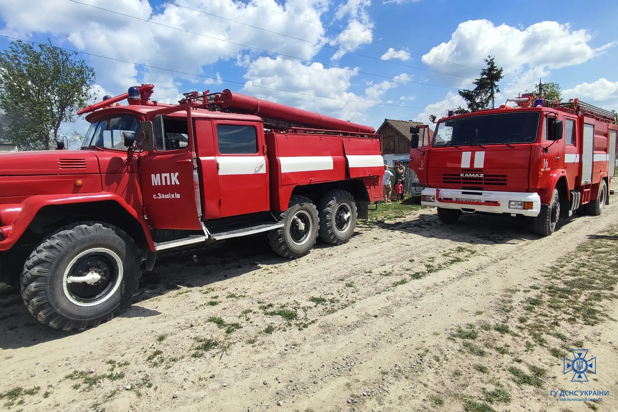 Три будівлі та автомобіль рятували від вогню на Хмельниччині