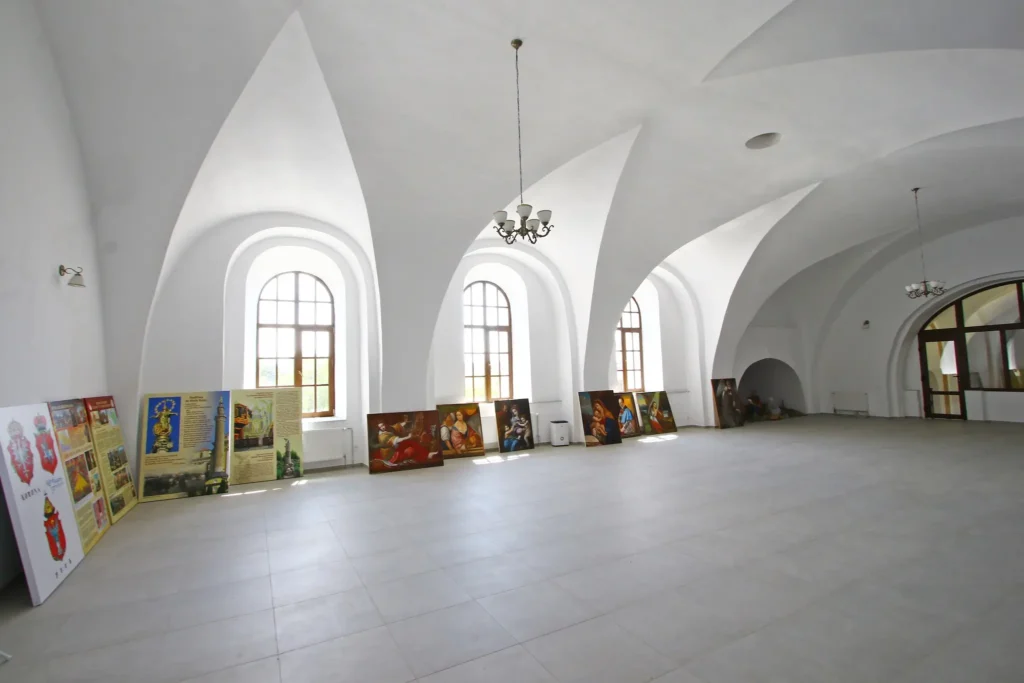 У римо-католицькому монастирі на Хмельниччині облаштували виставковий простір_2