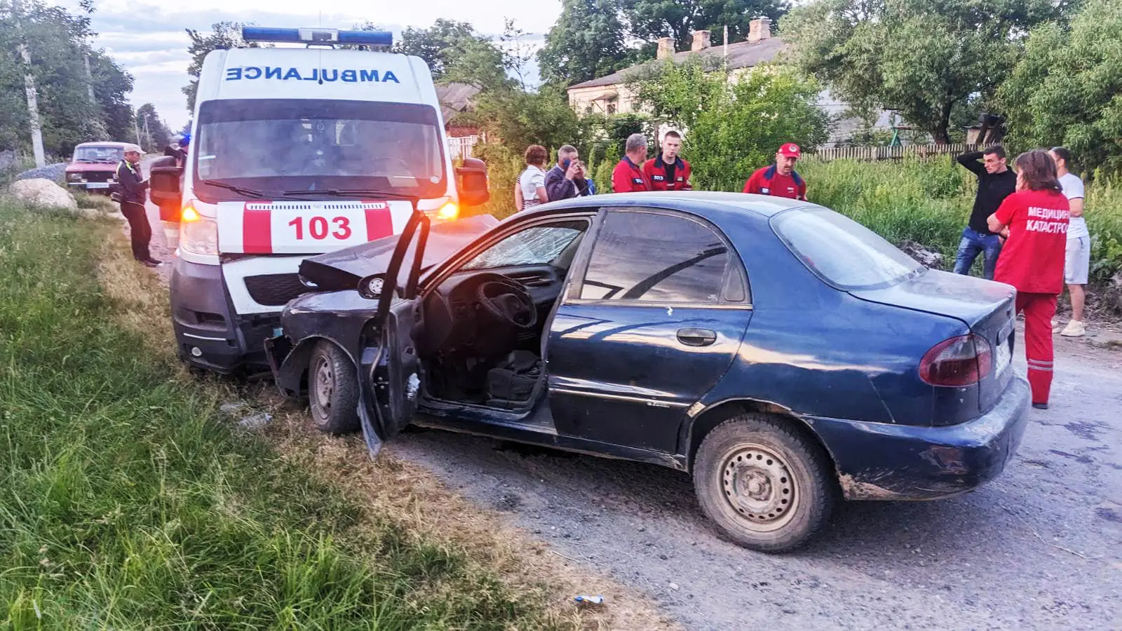 На Шепетівщині нетверезий водій врізався у “швидку”: авто вийшло з ладу