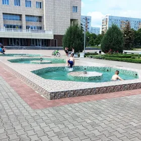 фонтан діти купаються