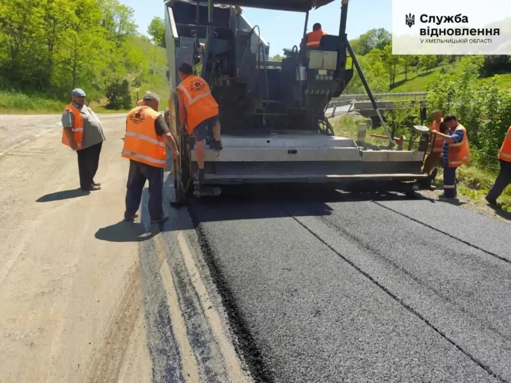 ремонт автошляху Т-23-08 в селищі Смотрич