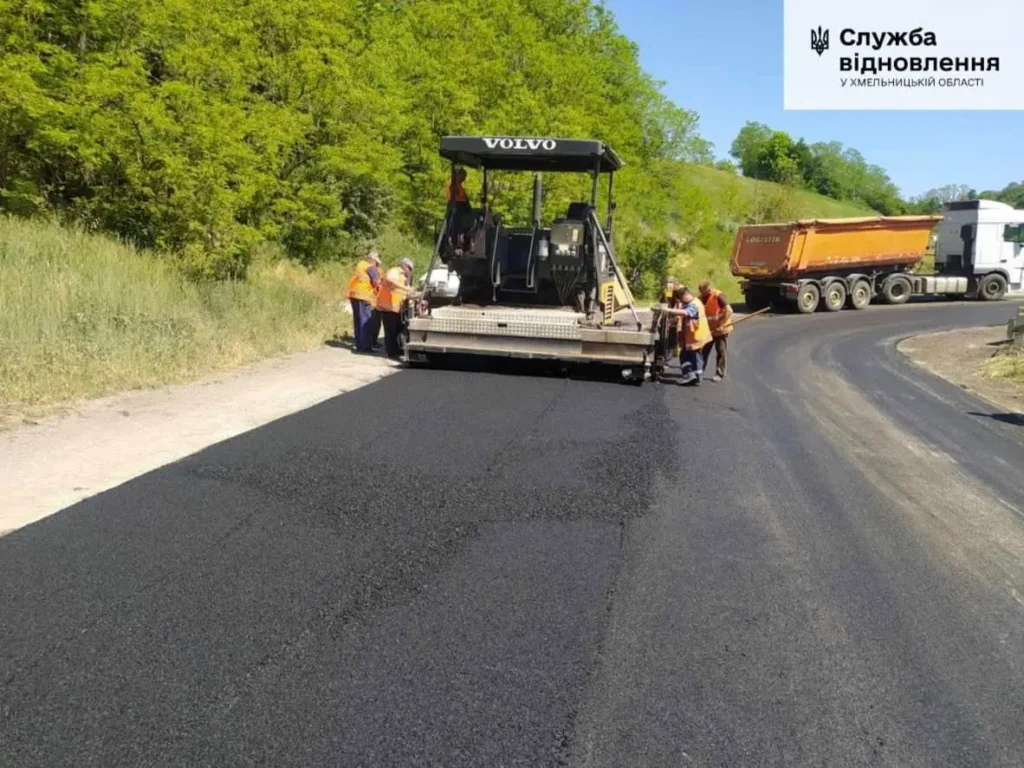 ремонт автошляху Т-23-08 в селищі Смотрич