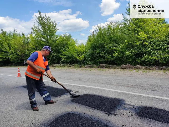 На територіальних автошляхах Хмельниччини ліквідовують ями