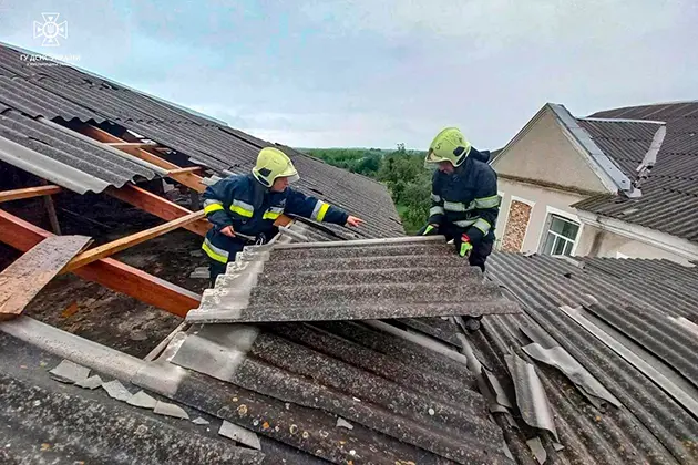 Надзвичайники продовжують ліквідовувати наслідки буревію на Хмельниччині (ФОТО)