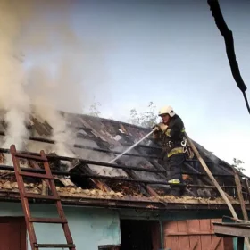 ожежник палаючий дах будинку