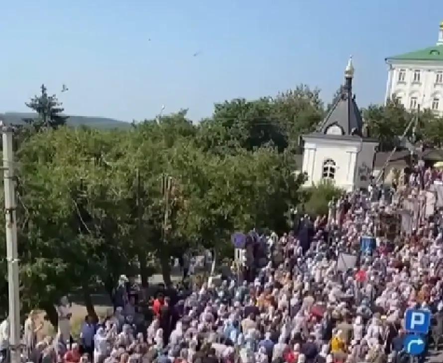 Хресна хода УПЦ МП із запізненням дійшла до Почаєва з Камʼянця