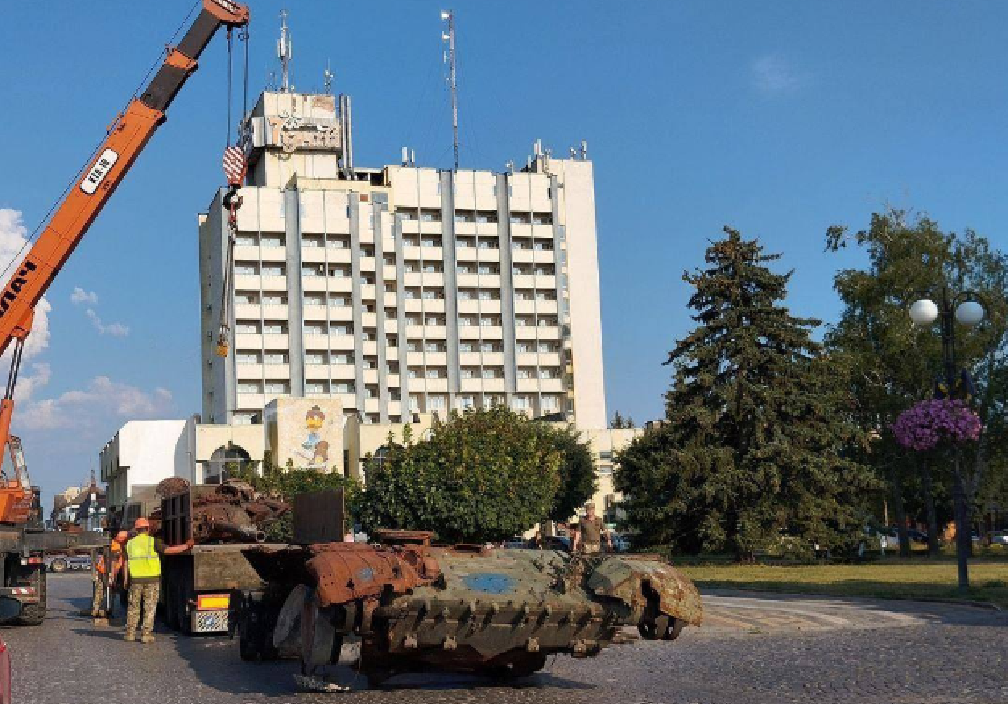 У Кам’янці розмістили знищену ворожу військову техніку (ФОТО)