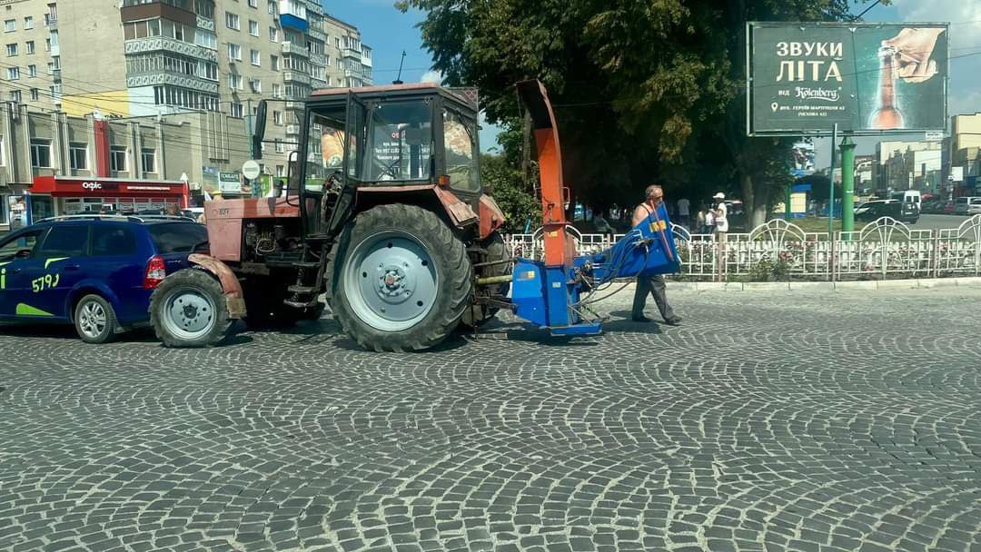 ДТП у Кам’янці-Подільському: трактор в’їхав у таксі (ФОТО)