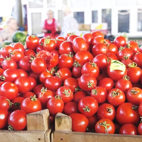 помідори на ринку