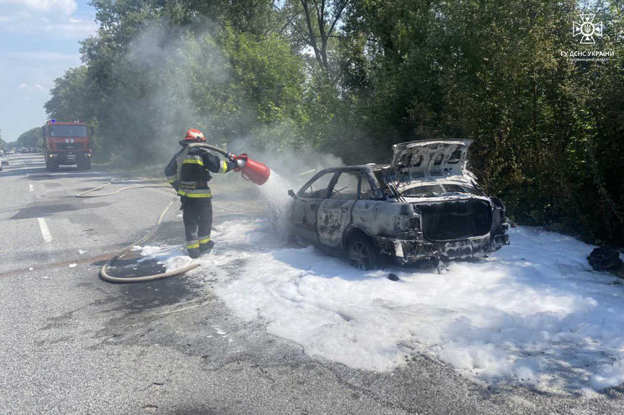 На Хмельниччині протягом доби горіли мотоцикл та автомобілі