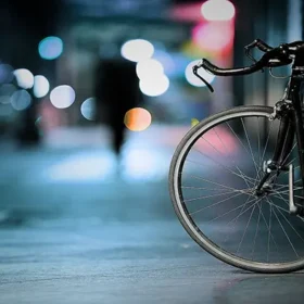 велосипед на вечірній вулиці
