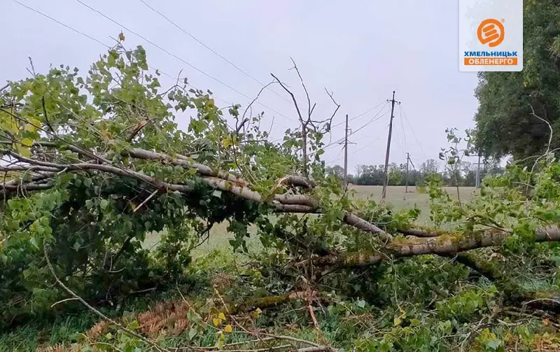 Через негоду знеструмлено населені пункти на Хмельниччині