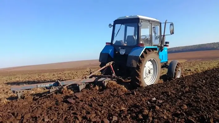 В одній з громад Хмельниччини селянам пропонують послугу з оранки городів