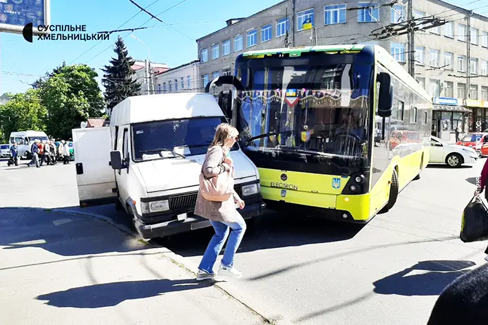 У центрі Хмельницького в ДТП потрапив тролейбус (ФОТО)