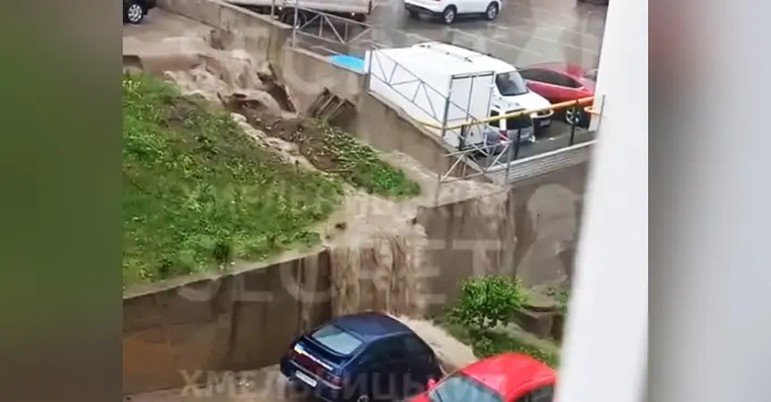 Наслідки зливи у Хмельницькому показали у соцмережах (ВІДЕО)