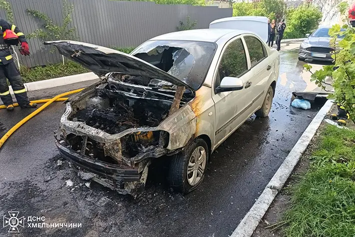 Автомобіль та житлові будинки горіли на Хмельниччині