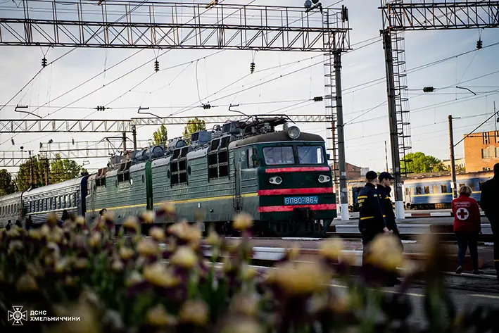 Евакуаційний поїзд з Херсона вкотре зустріли у Хмельницькому (ФОТО)