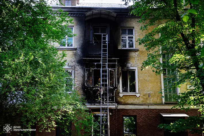 Трьох людей та тварину врятували на пожежі у Хмельницькому (ФОТО)