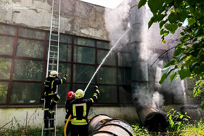 Пожежу на підприємстві ліквідували у Хмельницькому (ВІДЕО)