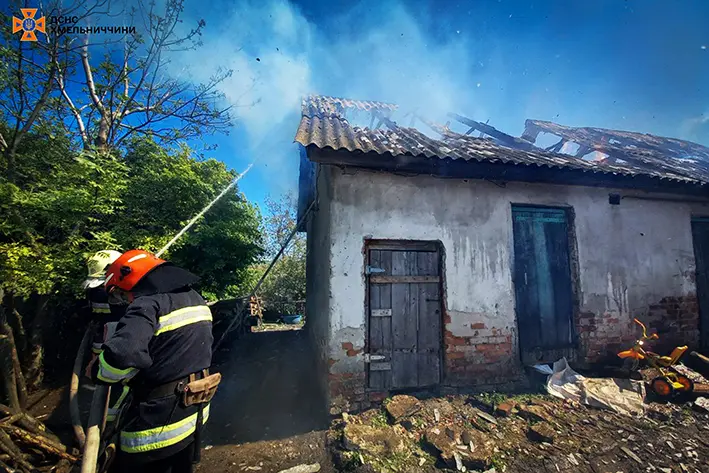 Господарчі споруди, гараж та солома горіли на Хмельниччині