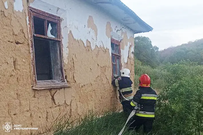 Будівля та суха трава горіли на Хмельниччині