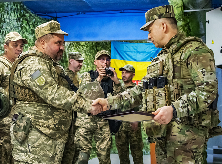 Військовослужбовця із Хмельниччини відзначив грошовим сертифікатом Головнокомандувач ЗСУ