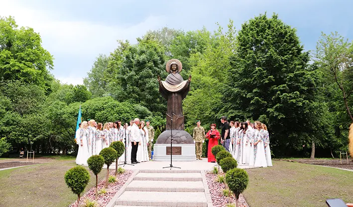 В парку у Хмельницькому відкрили скульптуру Пресвятої Богородиці