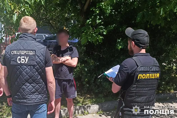 Підозрюваного у торгівлі наркотиками та боєприпасами затримали у Хмельницькому