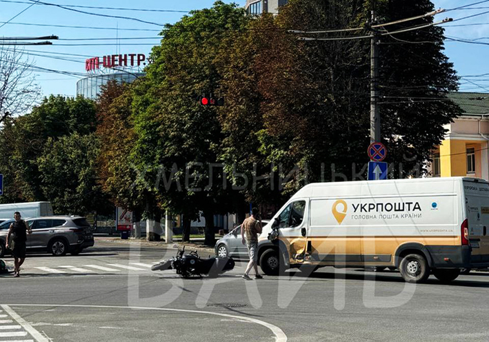 У центрі Хмельницького в ДТП потрапили мотоцикл та автомобіль пошти