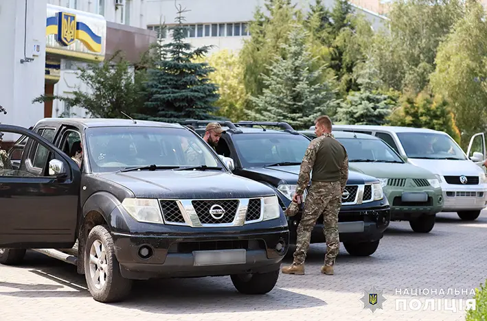 Чотири автомобілі передали волонтери Хмельниччини бійцям стрілецького батальйону