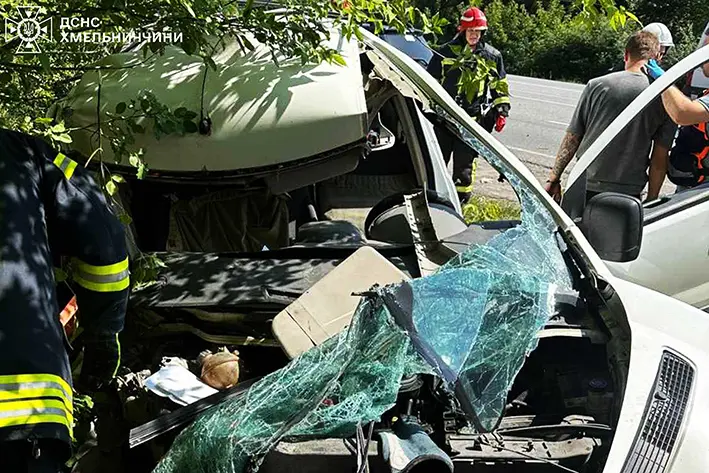 ДТП неподалік Хмельницького: зіткнулися легковик та вантажівка