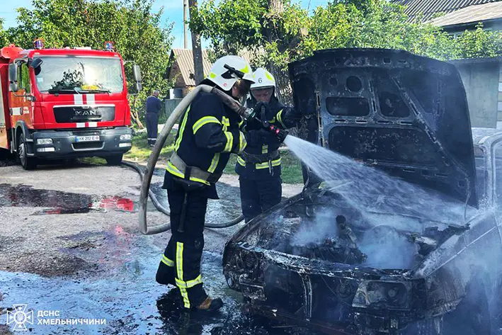 Два автомобілі горіли протягом доби на Хмельниччині