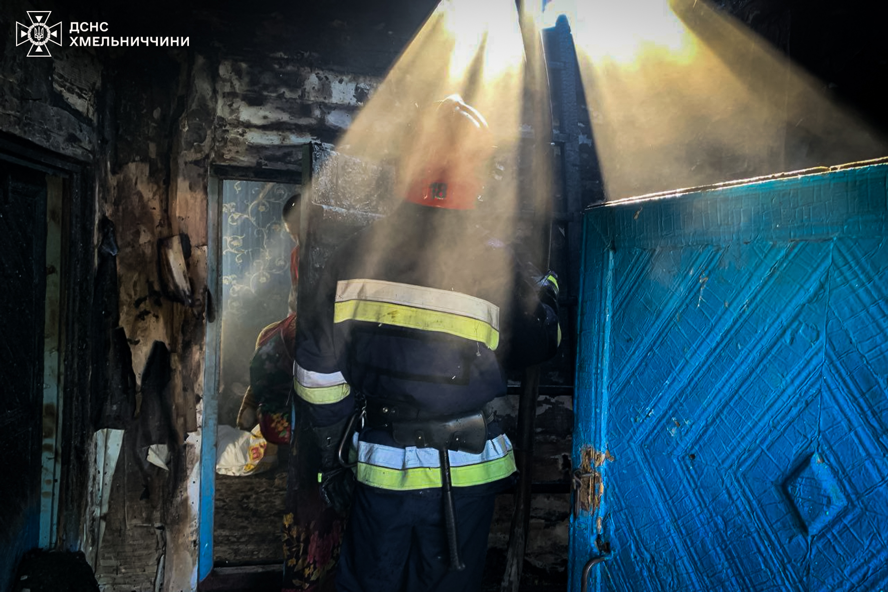 На Шепетівщині через пожежу смітника загорілися будинок та господарча споруда