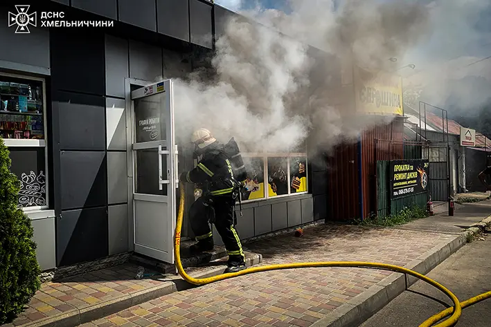 Пожежу магазину ліквідували у Хмельницькому (ВІДЕО)