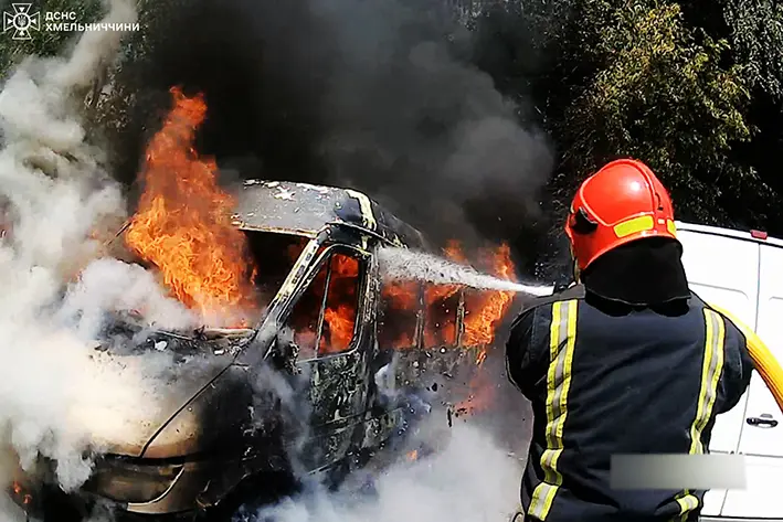 У Хмельницькому горів Mercedes: внаслідок пожежі травмувався водій