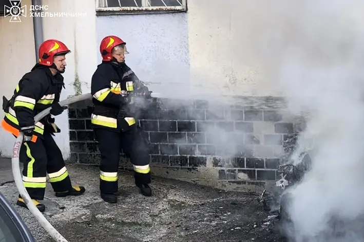 Літня кухня, скутер та автомобіль горіли протягом доби на Хмельниччині