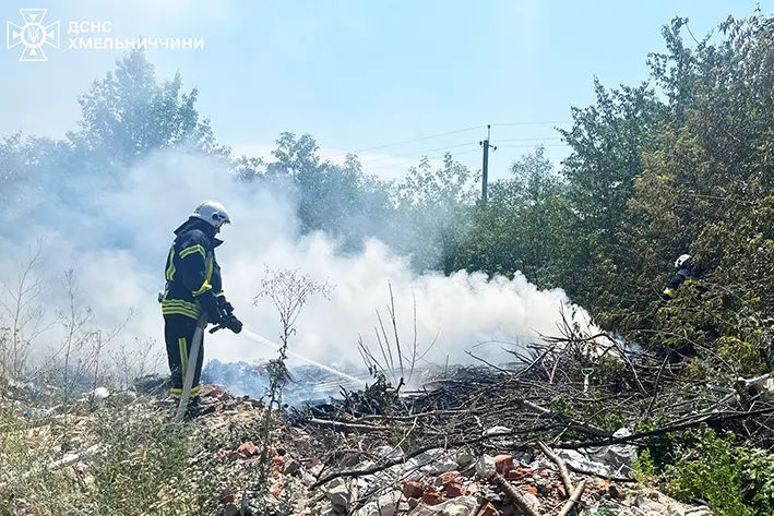 Хлібний лан, автомобіль та приватні споруди горіли на Хмельниччині