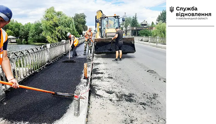 На 14 автошляхах Хмельниччини ремонтують дорожнє покриття