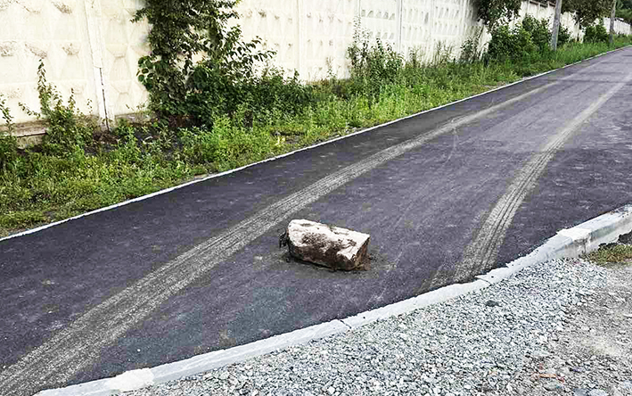 У Шепетівці водії їздять відремонтованим тротуаром