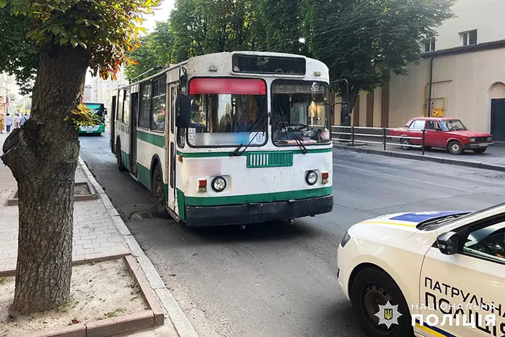 Пенсіонерка травмувалася під час поїздки у хмельницькому тролейбусі