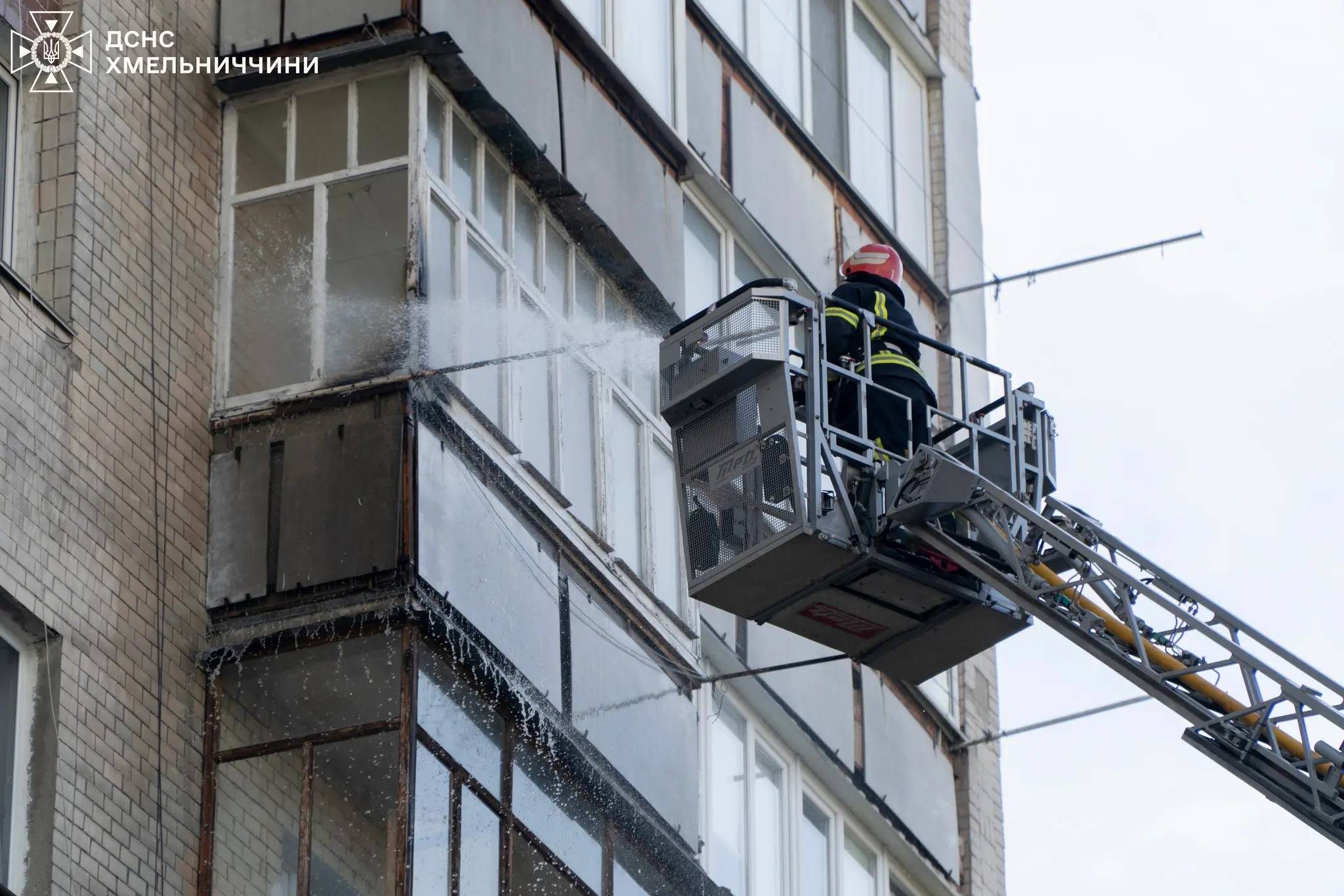 Пожежу на балконі багатоповерхівки ліквідували у Хмельницькому