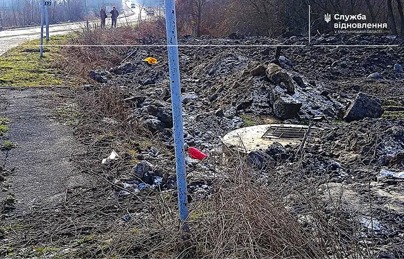 Стихійне сміттєзвалище влаштували вздовж траси у Шепетівському районі