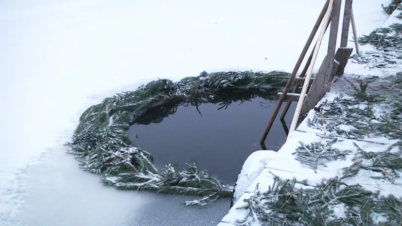 Занурення на пляжі та освячення води: як у Хмельницькому святкують Водохреще (ФОТО)