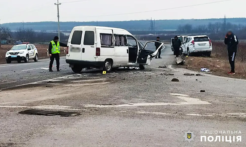 Мікроавтобус та легковик зіткнулися на Кам’янеччині: є травмовані