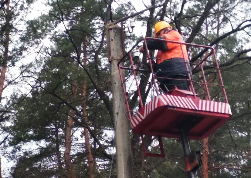 У Славуті відновлюють електропостачання, щоб забезпечити відеонагляд на міському кладовищі